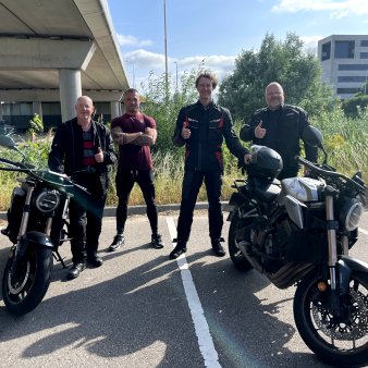 Groep motorrijders in Ypenburg