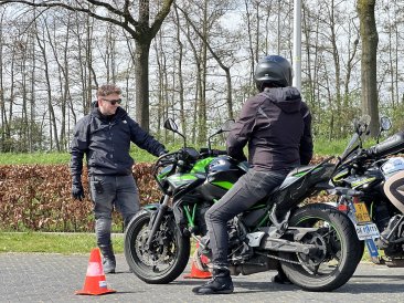 Waarom Motorrijles in Den Haag Volgen bij Motorrijschool de Flits?
