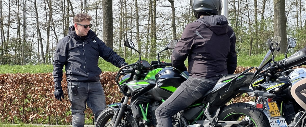 Blog-cover: Waarom Motorrijles in Den Haag Volgen bij Motorrijschool de Flits?