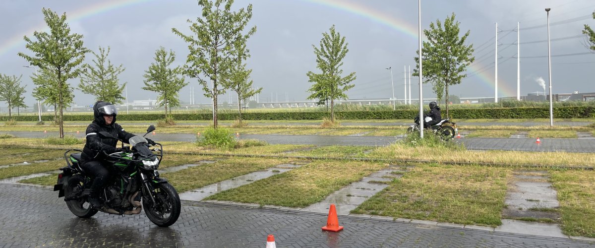 Blog-cover: Motorrijles Den Haag –  Motorrijbewijs A1, A2, A onbeperkt