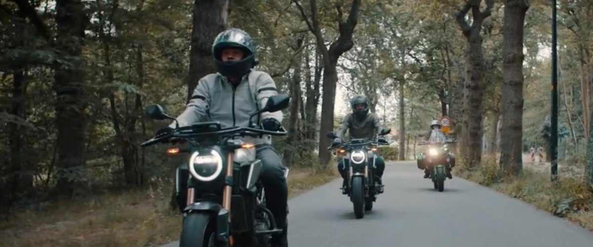 Blog-cover: Ontdek de Vrijheid van de Weg met Zomer Motorrijlessen!