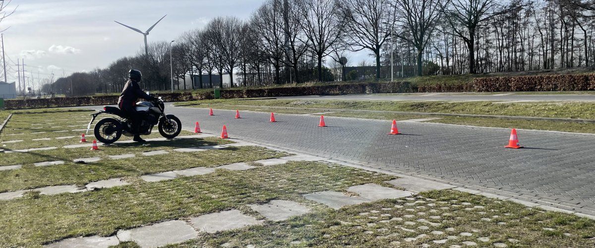 Blog-cover: Motorrijles in Den Haag: Zo Behaal Jij Snel Je Motorrijbewijs!